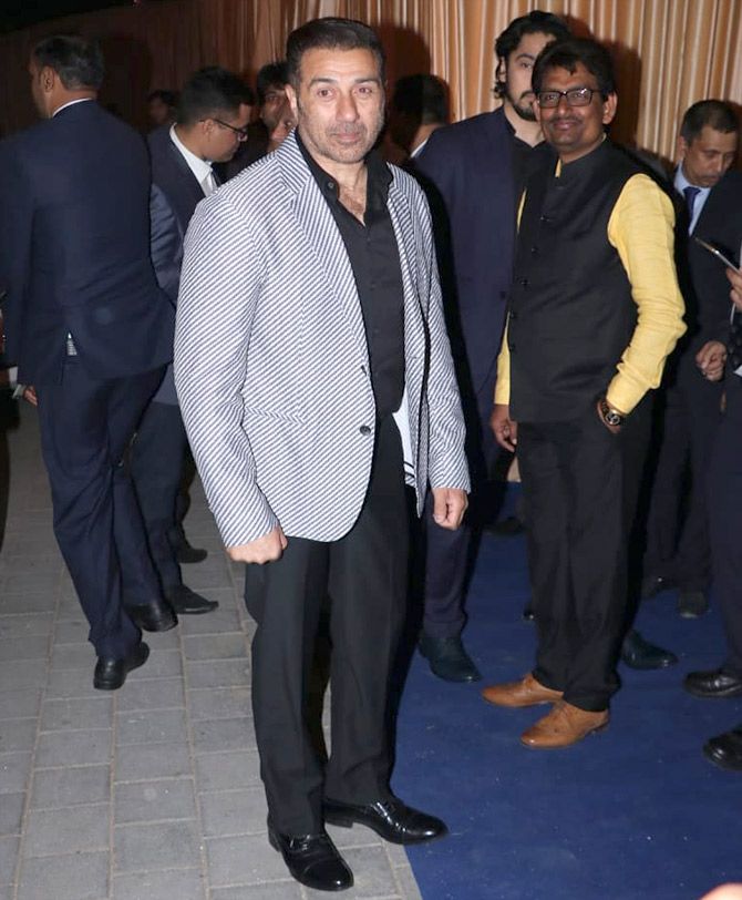 Pics: Isha-Anand at their Mumbai reception - Rediff.com Get Ahead