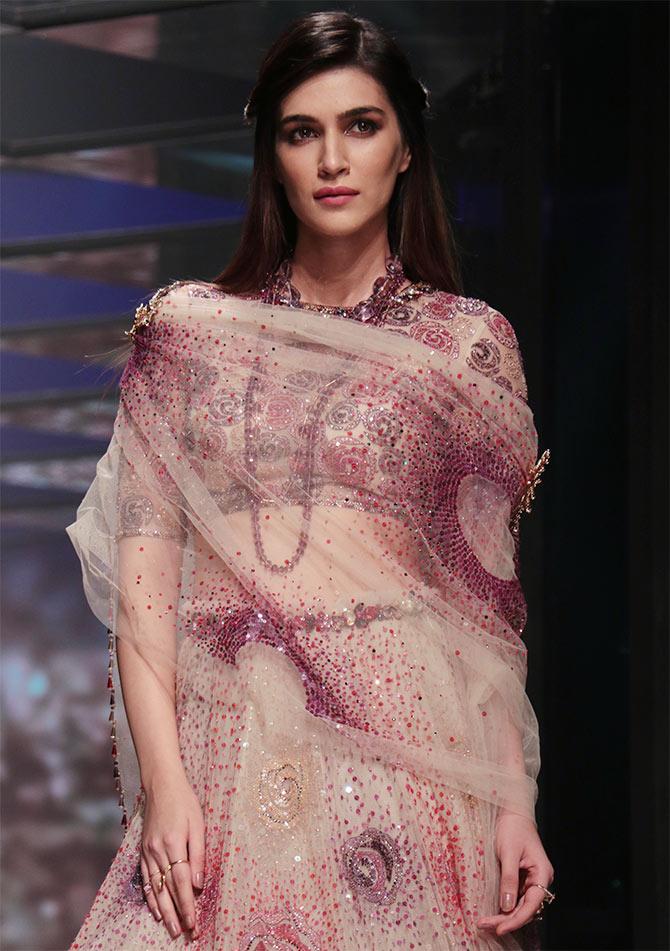 Tarun Tahiliani Kriti Sanon Lakme Fashion Week