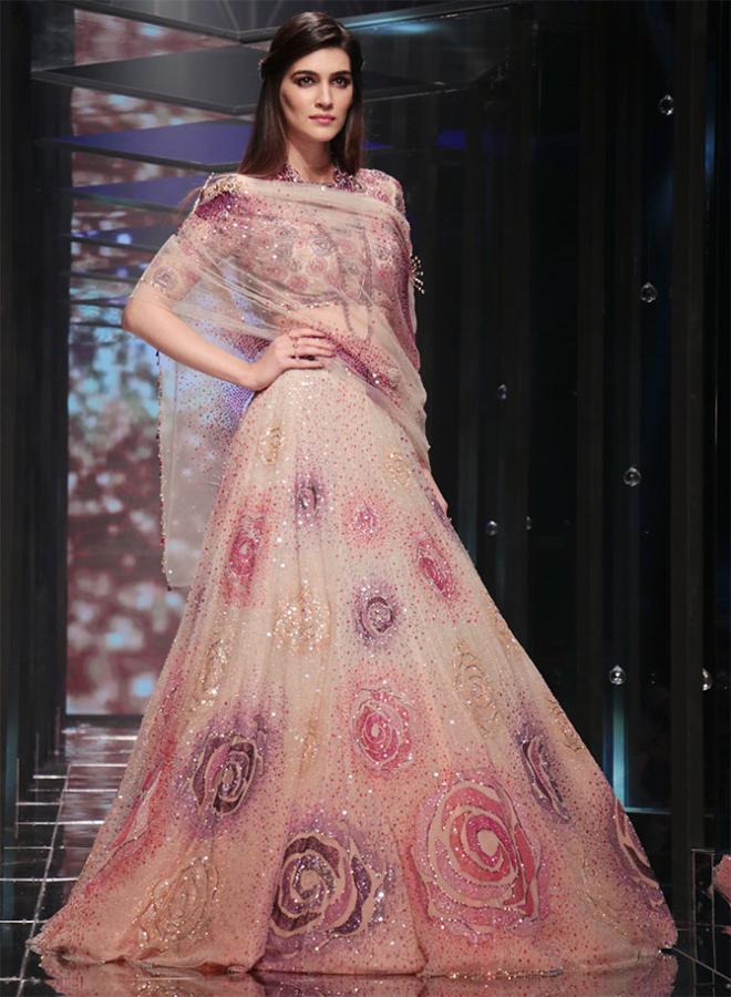 Tarun Tahiliani Kriti Sanon Lakme Fashion Week