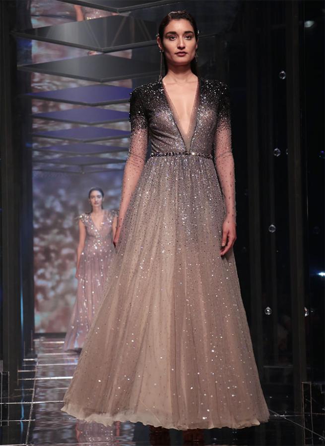 Tarun Tahiliani Kriti Sanon Lakme Fashion Week