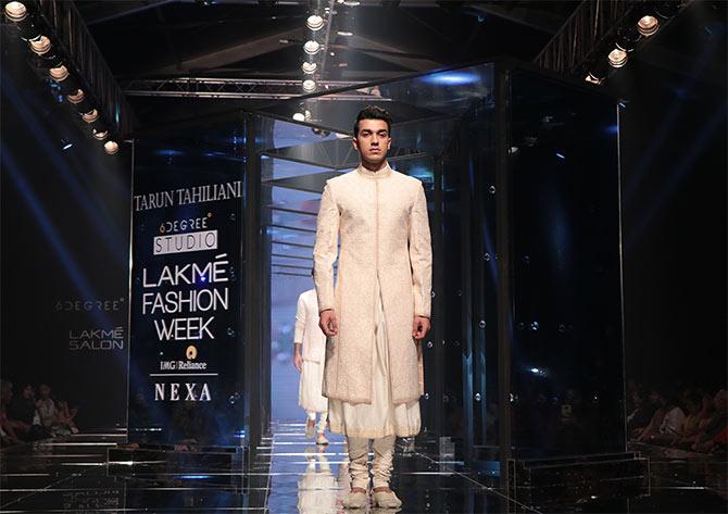 Tarun Tahiliani Kriti Sanon Lakme Fashion Week