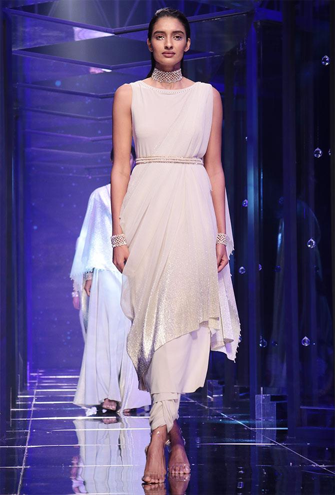 Tarun Tahiliani Kriti Sanon Lakme Fashion Week