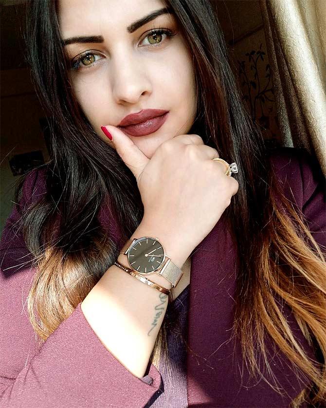   Himanshi Khurana Age,Family, Boyfriend, Biography,Net Worth,Affairs ~ World Super Star Bio 