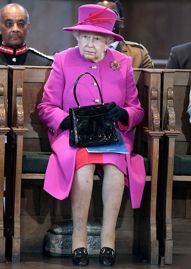 For 60 years, the Queen has been carrying the same handbag ...