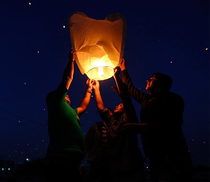 ACTIMOB Biodegradable Flying Paper Floating Chinese Sky Lanterns ( Mix  Colours ) - 10 Pack : Amazon.in: Home & Kitchen