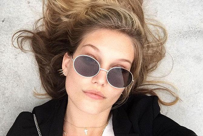 Gigi hadid 2024 ray ban sunglasses