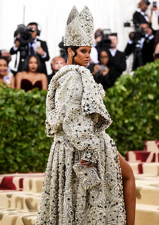 Rihanna Met Gala Gown 2018 - Rihanna Dressed As A Pope Met Gala