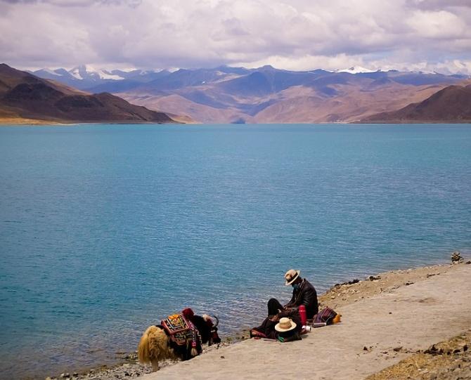 A view of the serene Yamdrok Lake