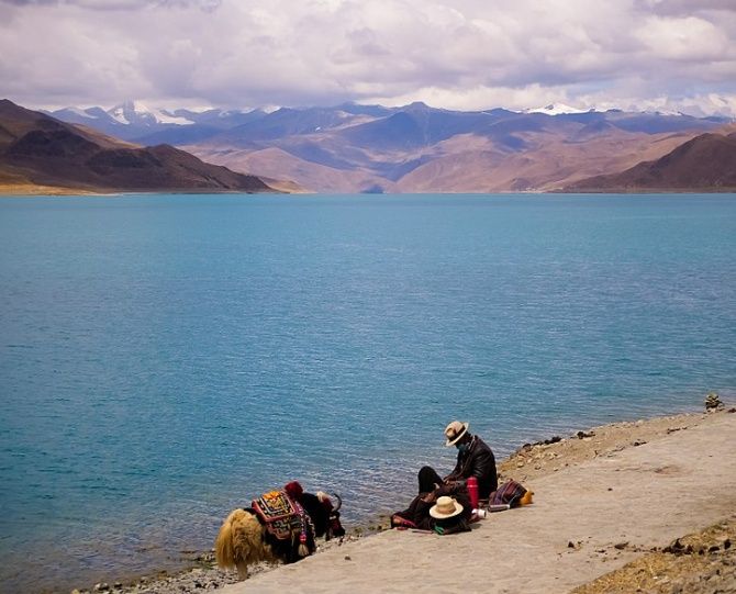 A view of the serene Yamdrok Lake