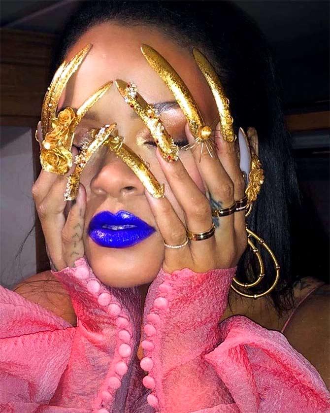 Outrageous Did You See Rihanna S Golden Nails Rediff Com Get Ahead