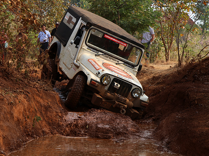 mahindra thar on durt track