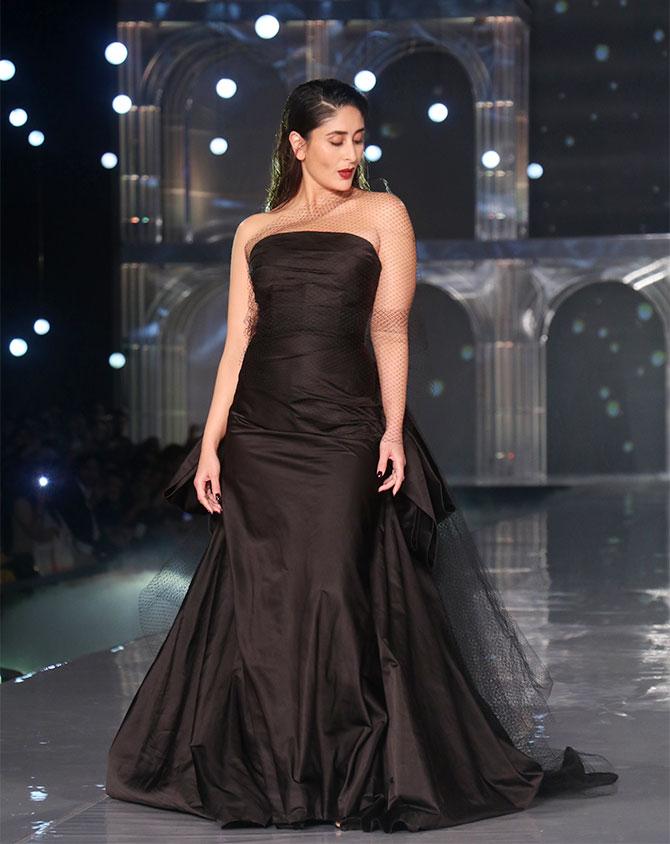 Kareena Kapoor walks for Gauri and Nainika at the Lakme Fashion Week