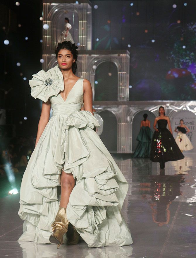Kareena Kapoor walks for Gauri and Nainika at the Lakme Fashion Week