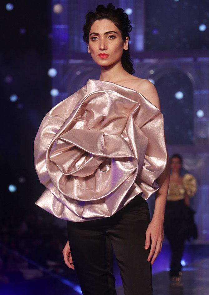 Kareena Kapoor walks for Gauri and Nainika at the Lakme Fashion Week