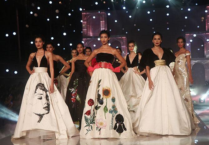 Kareena Kapoor walks for Gauri and Nainika at the Lakme Fashion Week