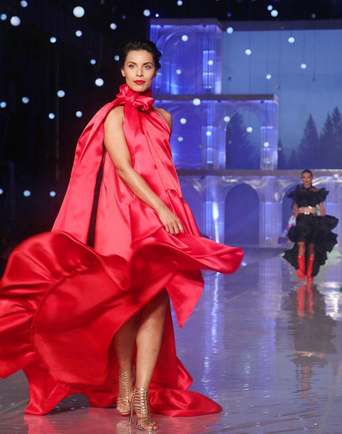 Kareena Kapoor walks for Gauri and Nainika at the Lakme Fashion Week