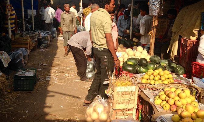 A view of the Borivali fruit market, north west Mumbai, in the morning hours. Photograph: Mahipal Soni/Rediff.com