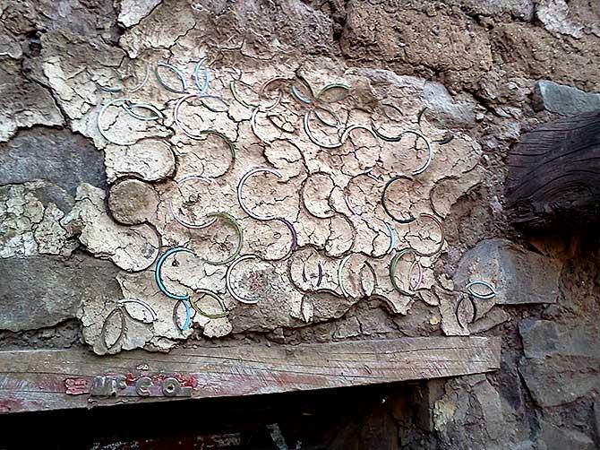 A mud house in Satara with broken bangles ingrained into the walls