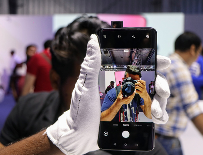 Meander Verklaring Giftig FIRST LOOK: What's new and exciting about OnePlus 7, OnePlus 7 Pro -  Rediff.com Get Ahead