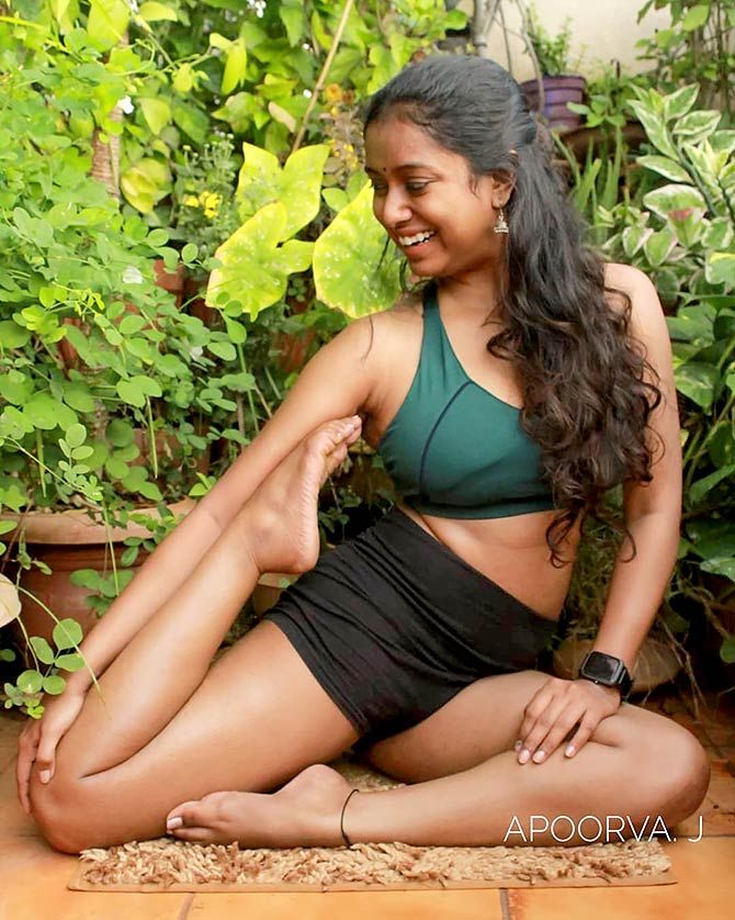 This curvy yogini makes stretches look sexy! - Rediff.com 
