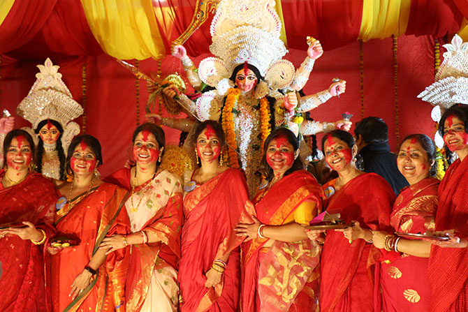 Rani Mukerji Participates In Sindoor Khela At Durga Puja Pandal, Stuns In  Silk Saree. WATCH | Hindi News, Times Now