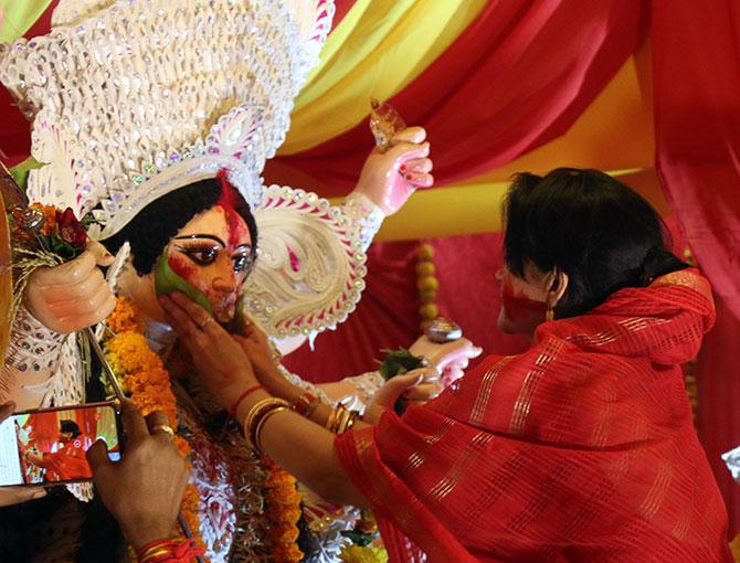 Don't miss! STUNNING images of sindoor khela - Rediff.com Get Ahead