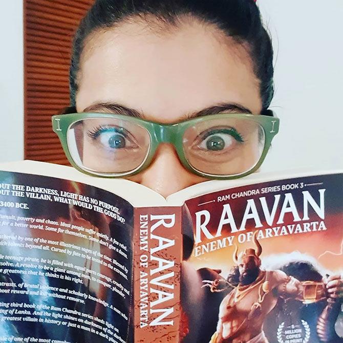 What books are Jacqueline, Kajol, Sonali Bendre reading?