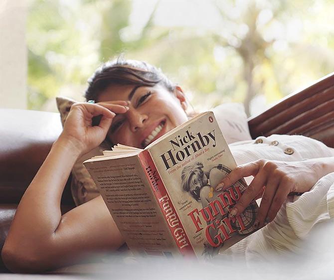 What books are Jacqueline, Kajol, Sonali Bendre reading?