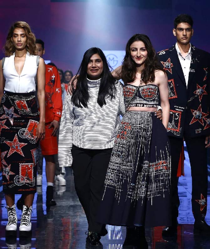 Soha Ali Khan walks for Shahin Mannan at LFW in Mumbai