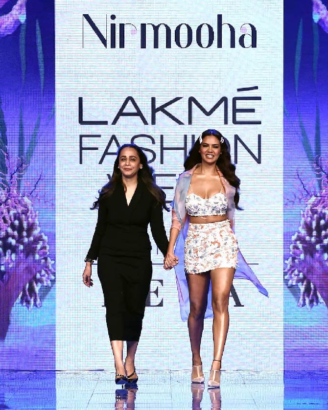 Esha Gupta walks for Nirmooha at LFW in Mumbai