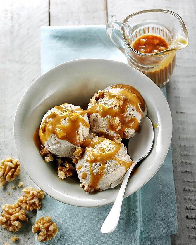 Walnut icecream with caramel sauce