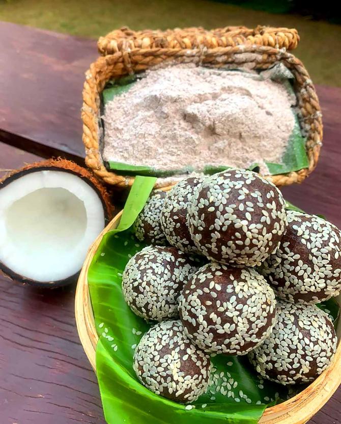 ragi and coconut laddoo