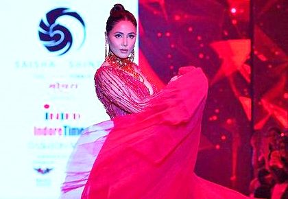Hina Khan: BEAUTY in RED - Rediff.com Get Ahead