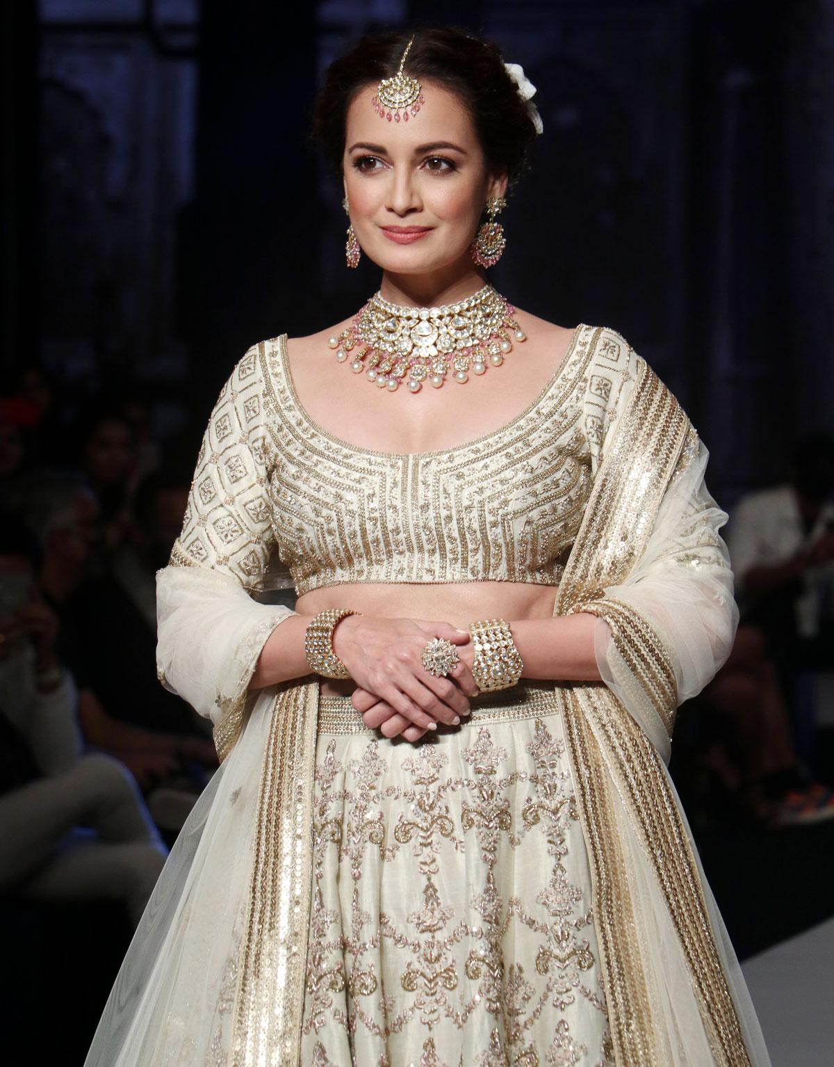 Casual Wear Diya Mirza Clothes | 3d-mon.com