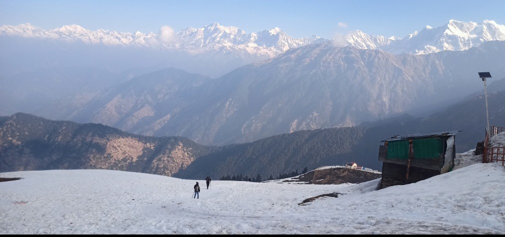 The breathtaking view of the Himalayan peaks from Tungnath Temple. 