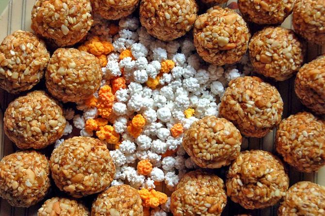 Tilgul and peanut laddoo