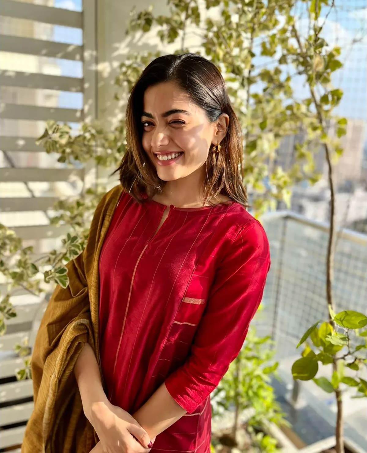 Rashmika mandanna in red dress : r/NavelNSFW