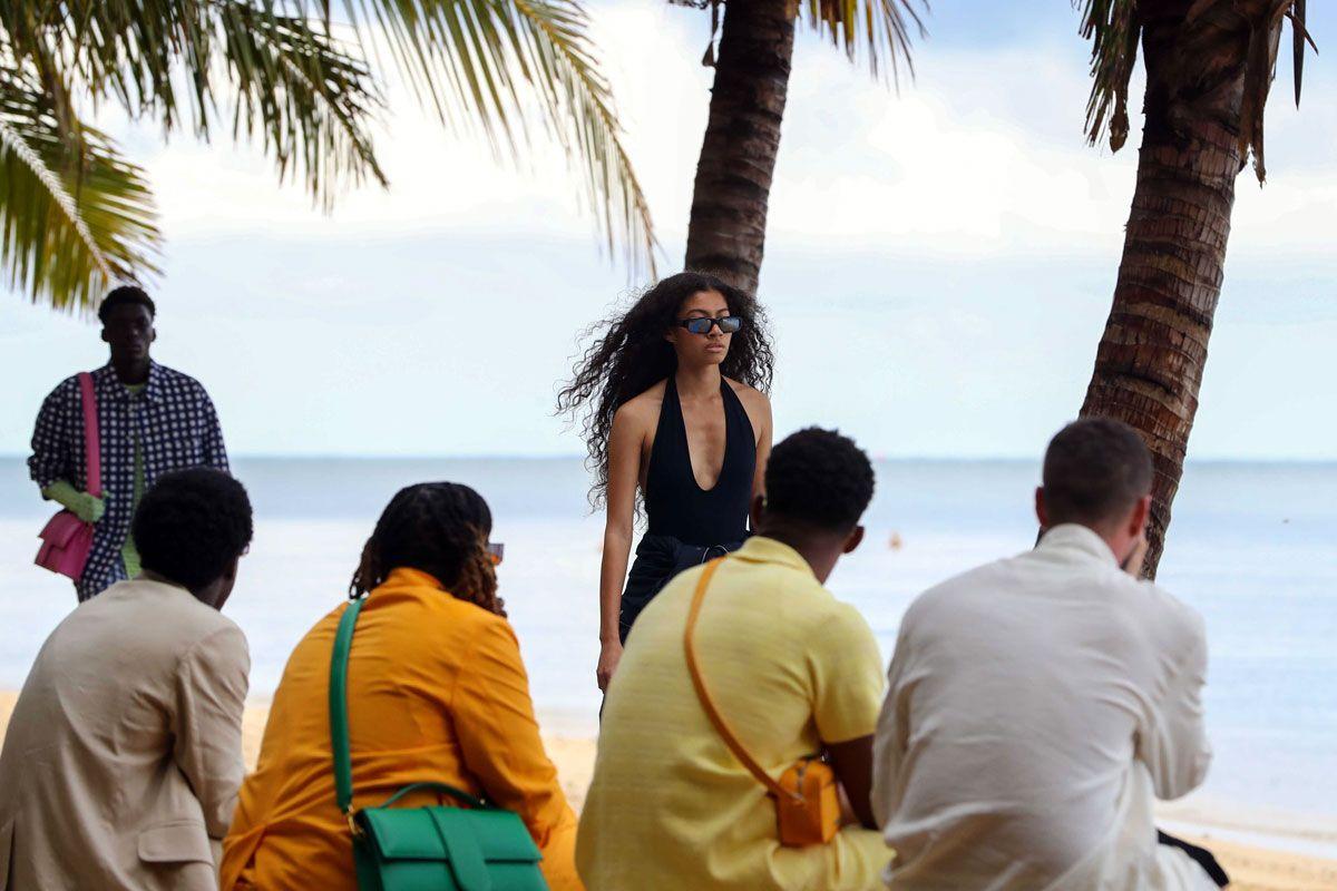 With beautiful Hawaii as the backdrop Simon Porte Jacquemus @jacquemus  debuted 'Le Splash' Spring/Summer 22 collection #Jacquemus…