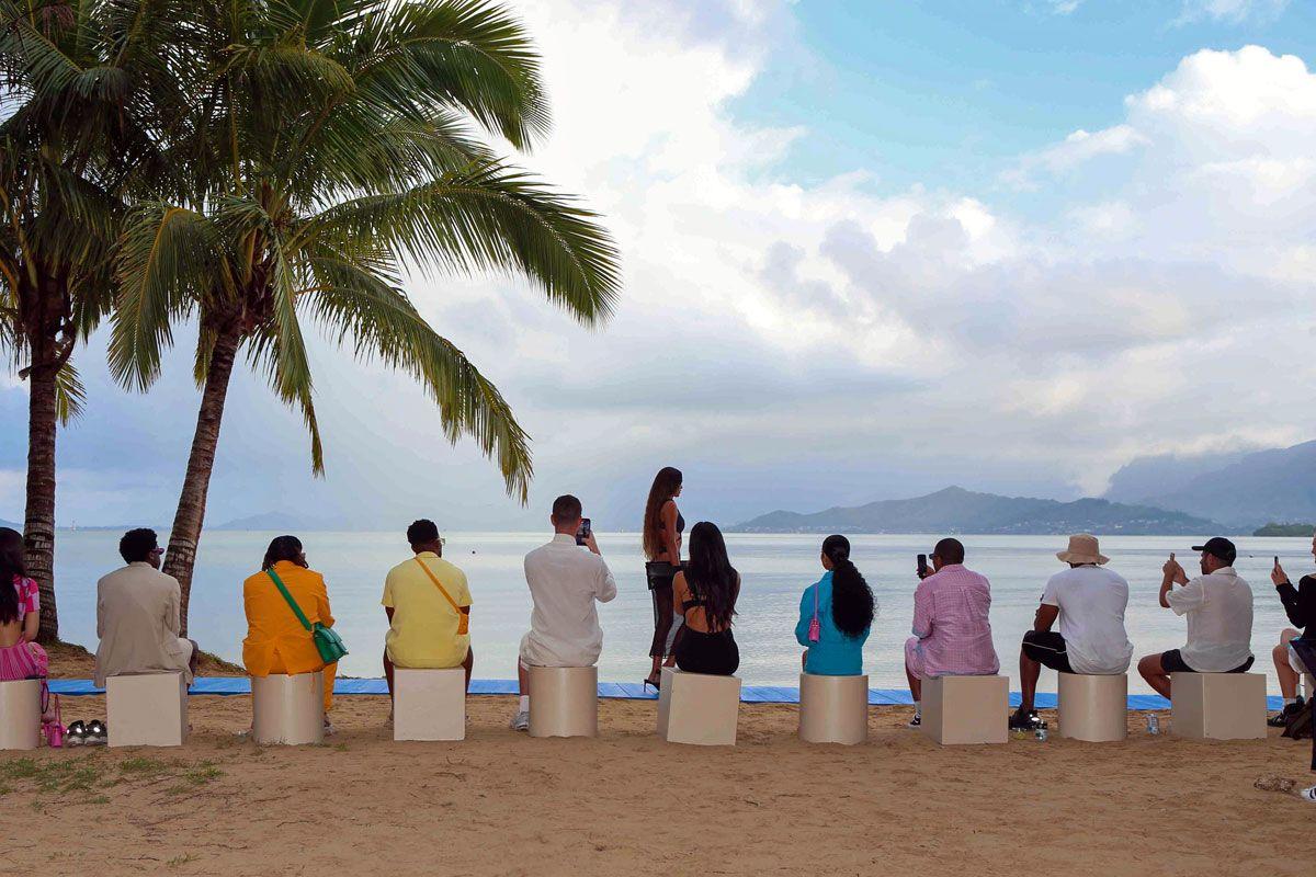 With beautiful Hawaii as the backdrop Simon Porte Jacquemus @jacquemus  debuted 'Le Splash' Spring/Summer 22 collection #Jacquemus…