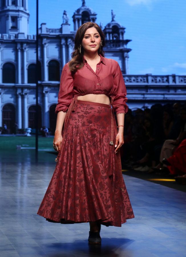 Kanika Kapoor walks for Swatti Kapoor at FDCI x Lakme Fashion Week 2022