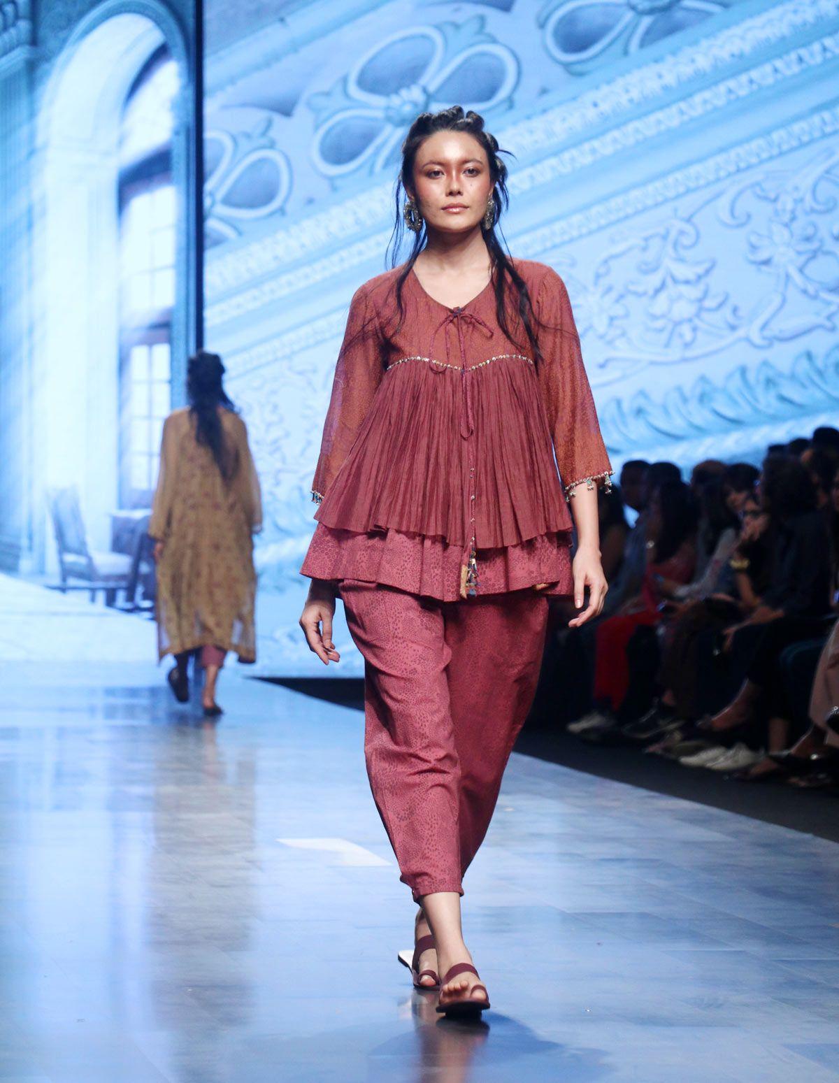 Kanika Kapoor walks for Swatti Kapoor at FDCI x Lakme Fashion Week 2022