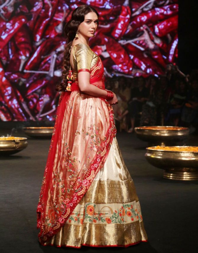 Aditi Rao Hydari walks for Gaurang Shah at FDCI x Lakme Fashion Week 2022