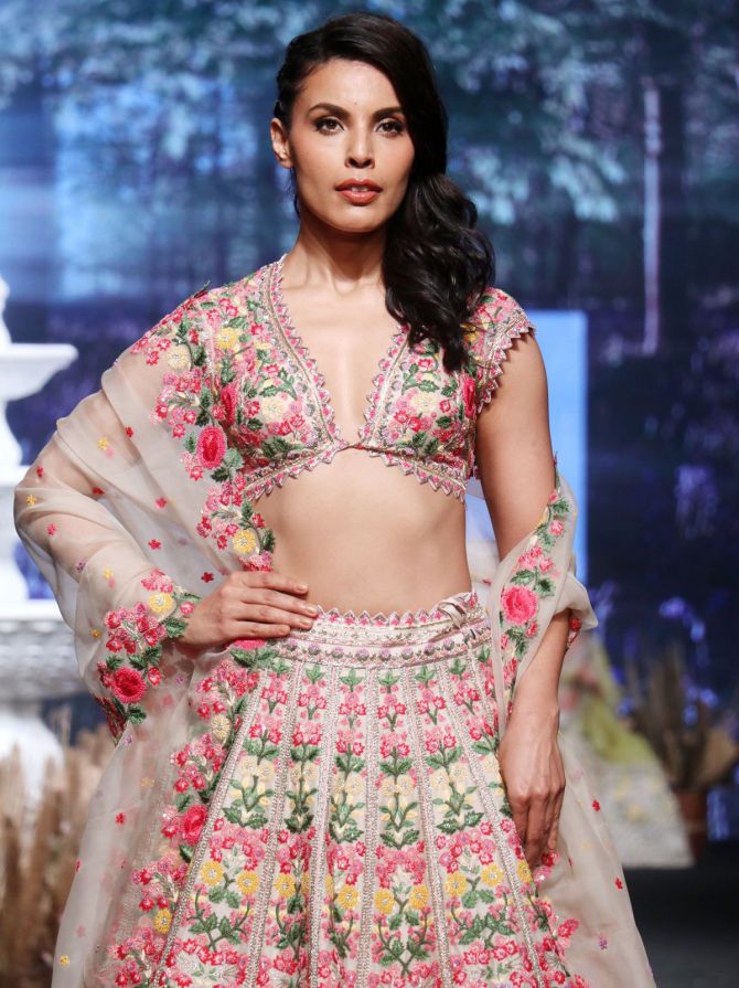 Sania Mirza walks for Anushree Reddy at FDCI x Lakme Fashion Week 2022