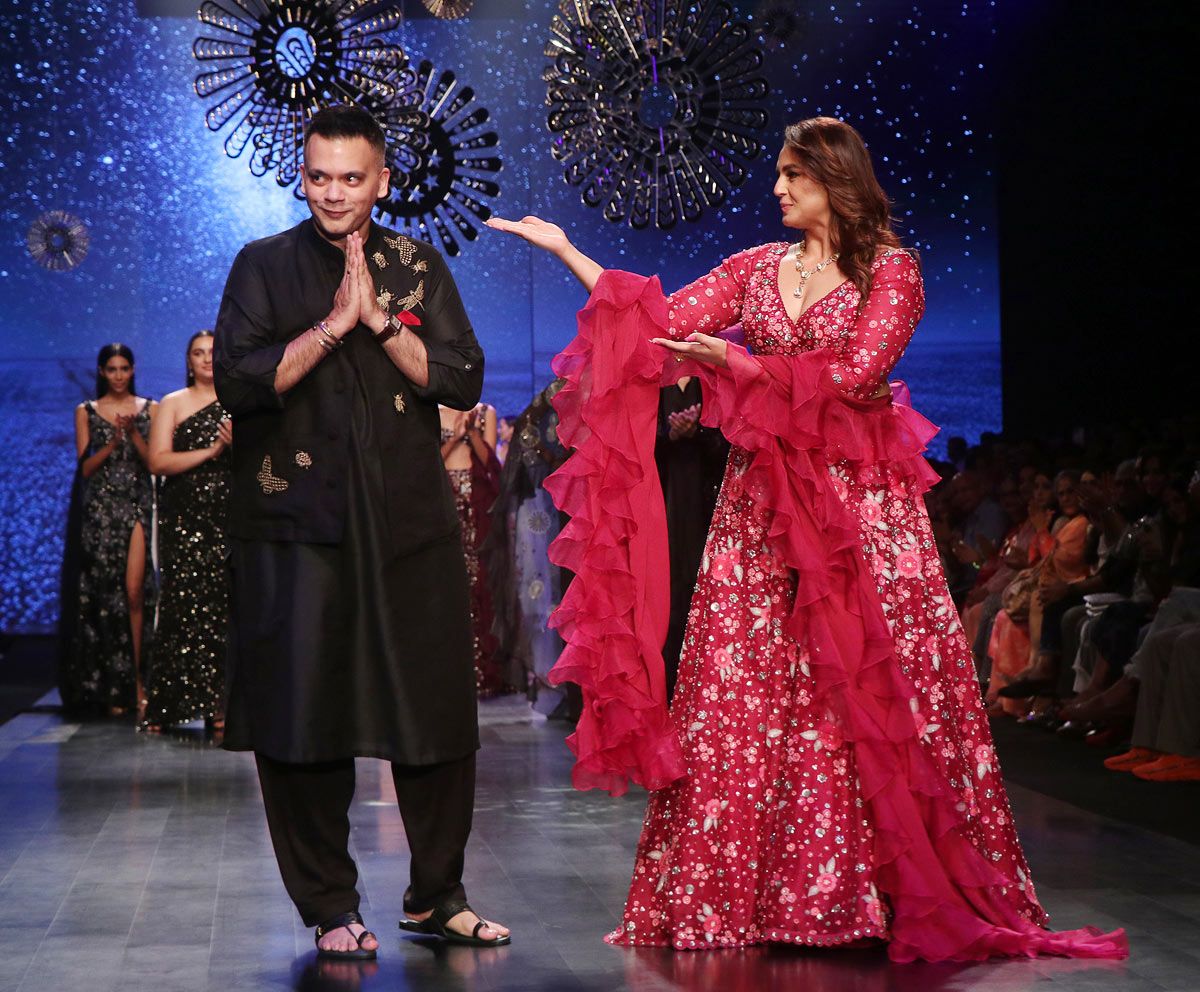 Huma Qureshi walks for Nachiket Barve at FDCI x Lakme Fashion Week 2022