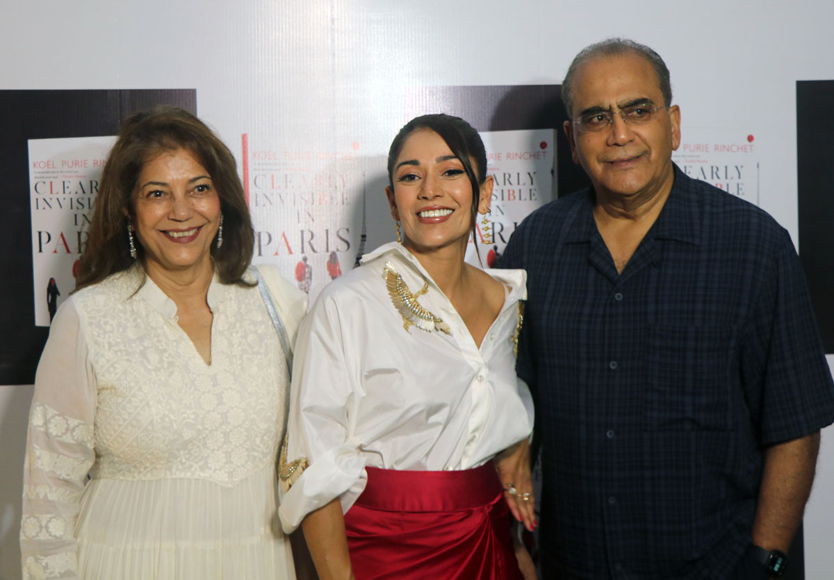 Koel with her parents