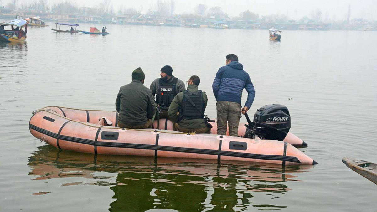 Police patrolling Dal Lake