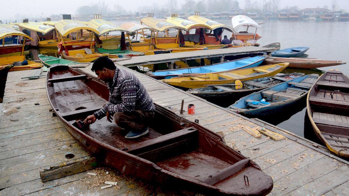 A shikara owner gets his shikhara winter ready