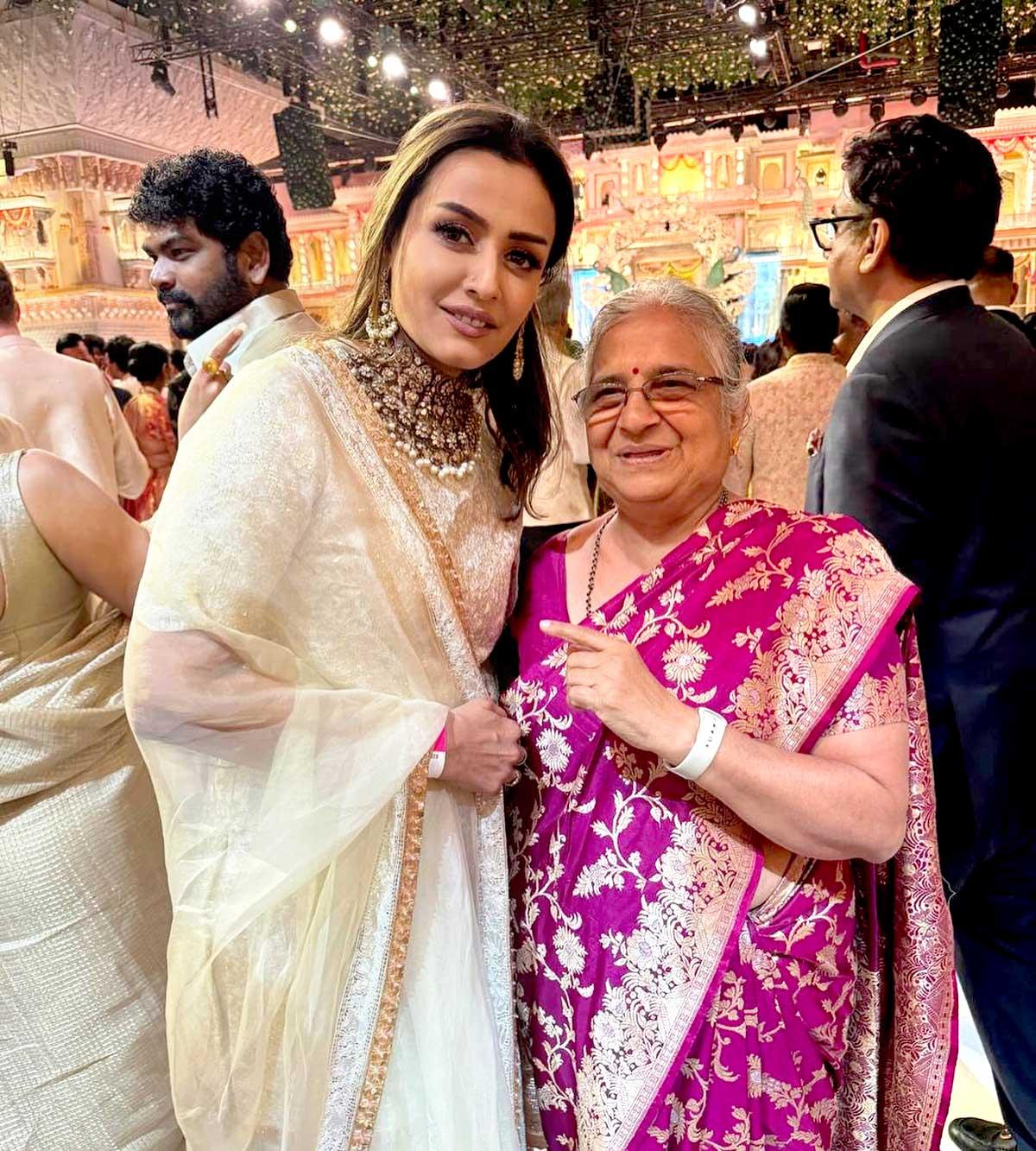 Namrata Shirodkar with Sudha Murty