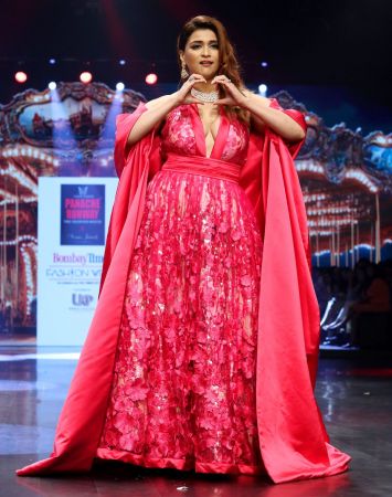 Mannara Chopra walks for designer Vishal Kapoor at the Bombay Times Fashion Week 2024