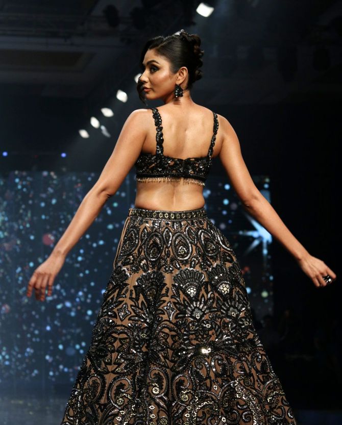 Sana Makbul walks for V Bridals by Varshha at Bombay Times Fashion Week 2024